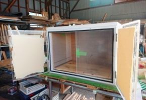 防音ケージカバー6(ドアタイプ)大ペットの無駄吠えでお困りの方へ。多頭飼い。遊ぶ部分を広く取りたい。そんな方が使っているケージに合わせたサイズで製作しました。ロスナイも付いていますので空気も入れ替わります。簡単に出来る防音対策です。ケージを入れずに直接入れる方の為のオプションもあります。・ステンレストレー敷き込み ・汚れ防止のアクリル板を壁に張る。サイズ大 1300x800 高さ740 中に入るケージ1220x720 高さ700中 1020x710 高さ740 中に入るケージ930